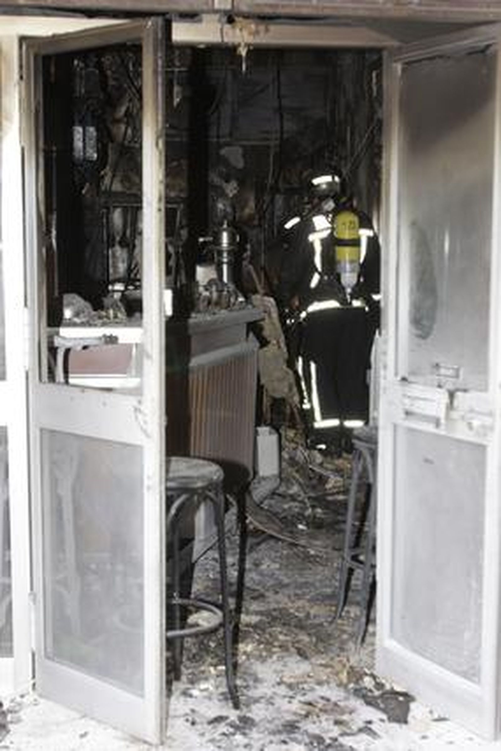 El bar ha quedado totalmente calcinado en su interior.

Foto: Ruesga Bono/José Ángel García