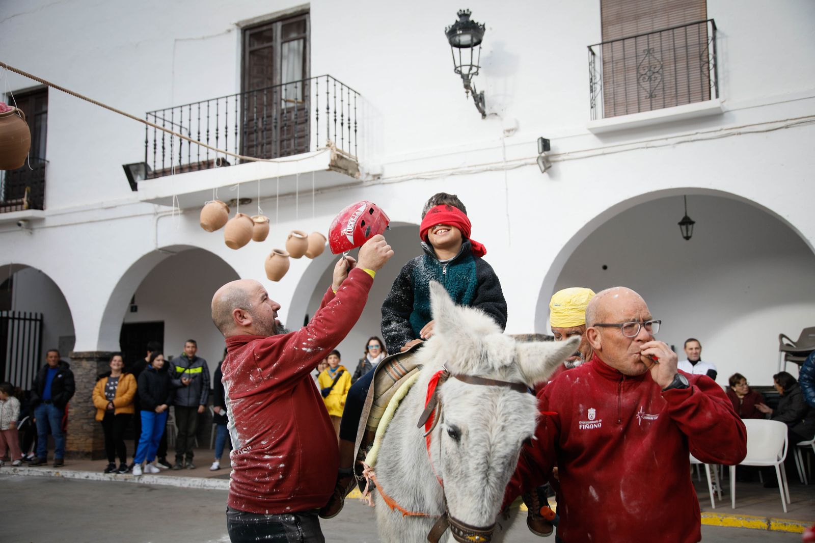Las mejores imágenes del cierre de fiestas en Fiñana con "Las Ollas"