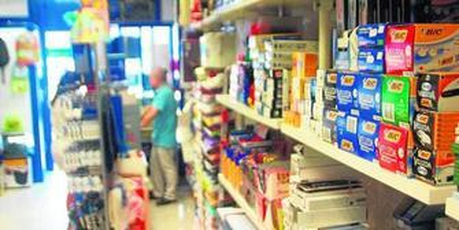 Material escolar expuesto en una papelería.