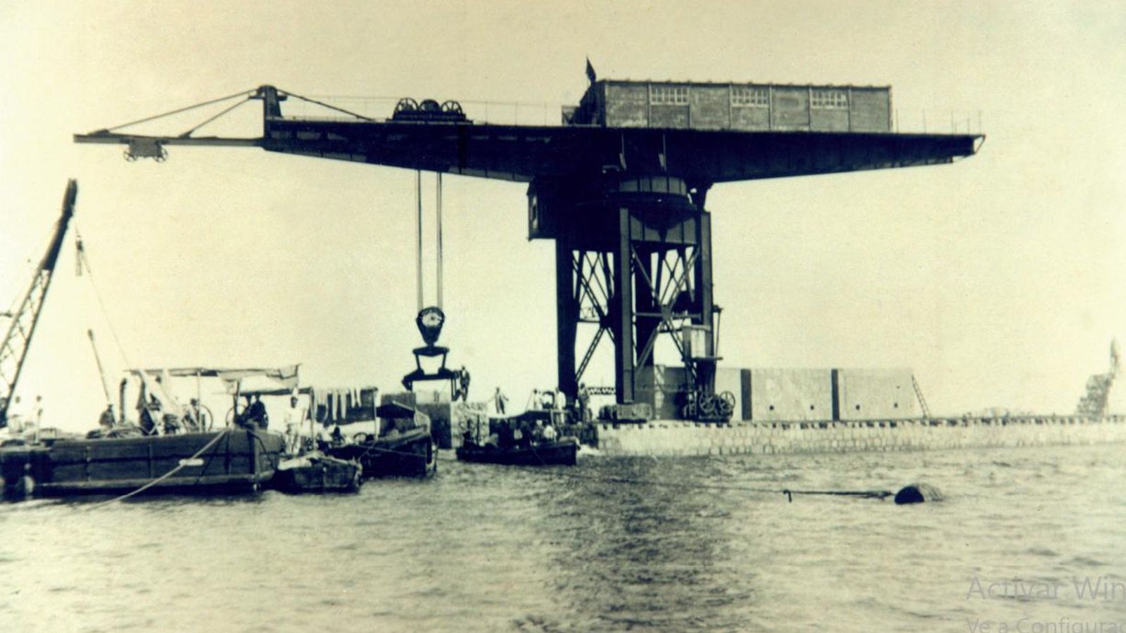 La grúa-polipasto Titán que, gracias a las gestiones realizadas por del diputado José Luis de Torres Beleña, pudo traerse del puerto de Larache para las obras del Rompeolas de la Isla Verde. (Archivo Fotográfico de la A. P. B. A.). La grúa-polipasto Titán que, gracias a las gestiones realizadas por del diputado José Luis de Torres Beleña, pudo traerse del puerto de Larache para las obras del Rompeolas de la Isla Verde. (Archivo Fotográfico de la A. P. B. A.).