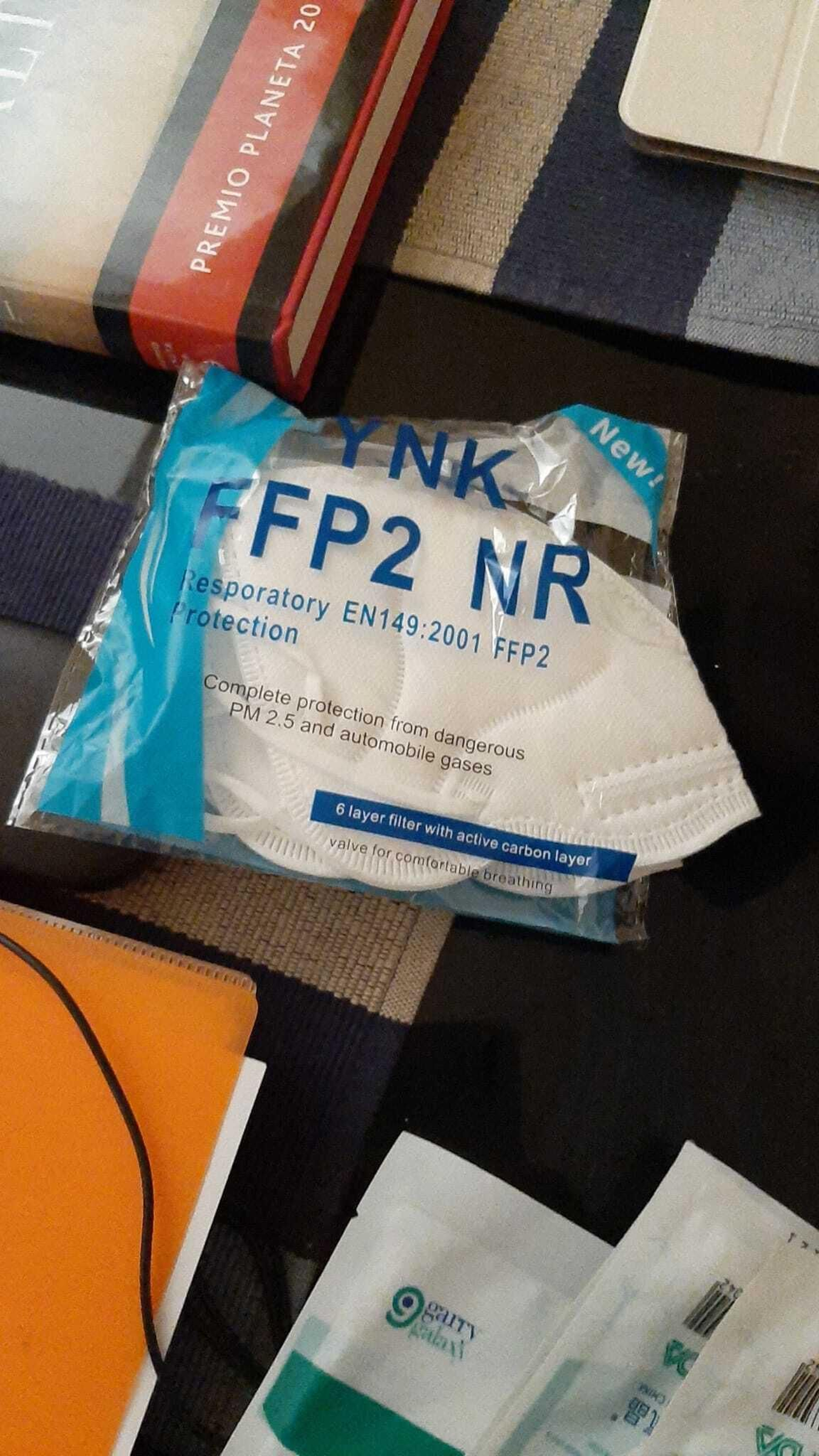 La mascarilla azul de la misma empresa que sí cumple las especificaciones.