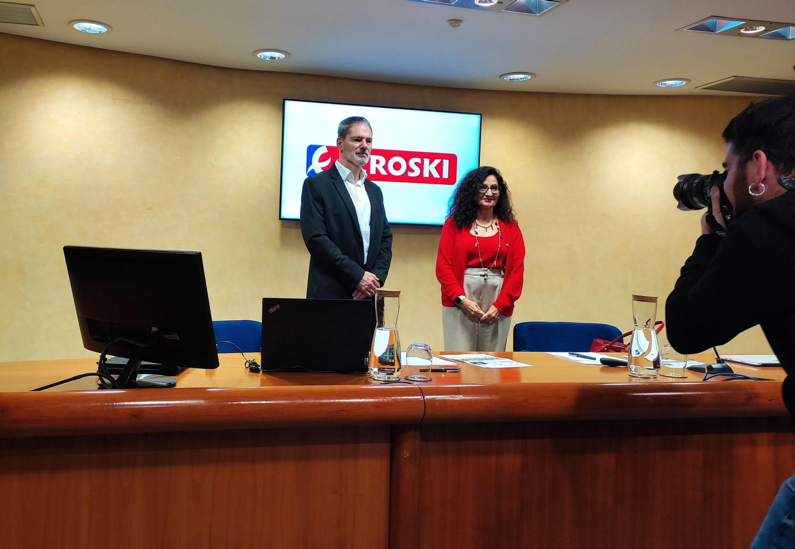 El secretario general de Eroski, Mikel Larrea, y la CEO de Eroski, Rosa Carabel, en la presentación de resultados del Grupo