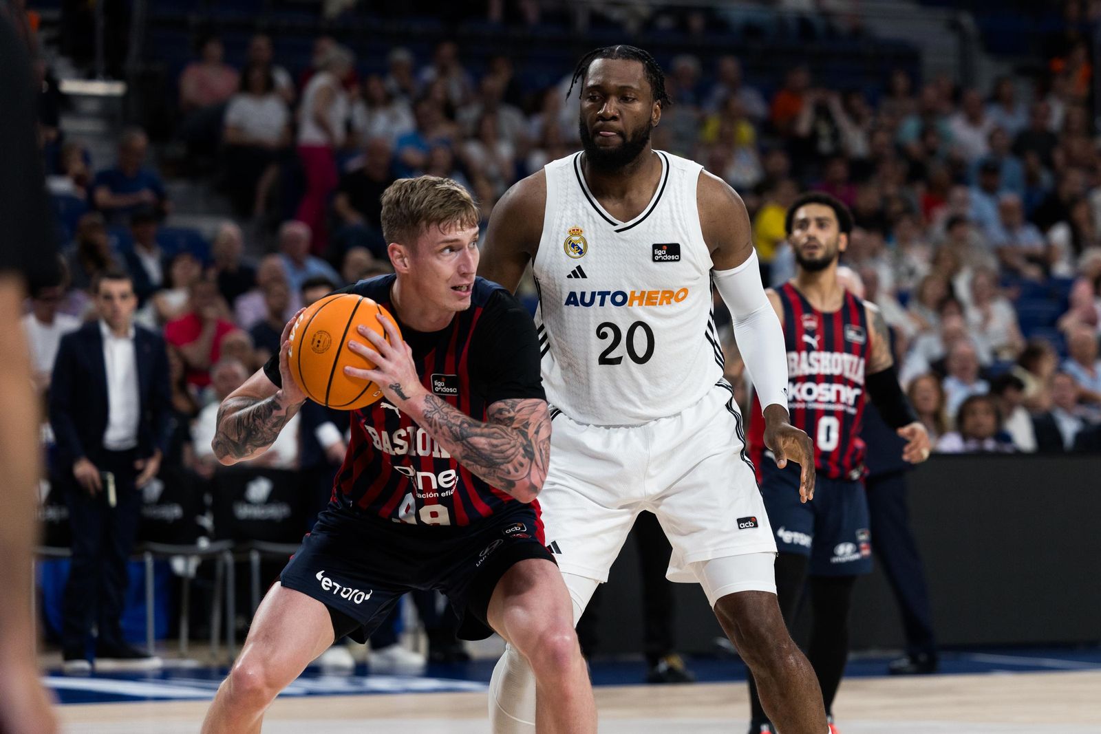 El Real Madrid sufre pero gana al Baskonia (82-76)
