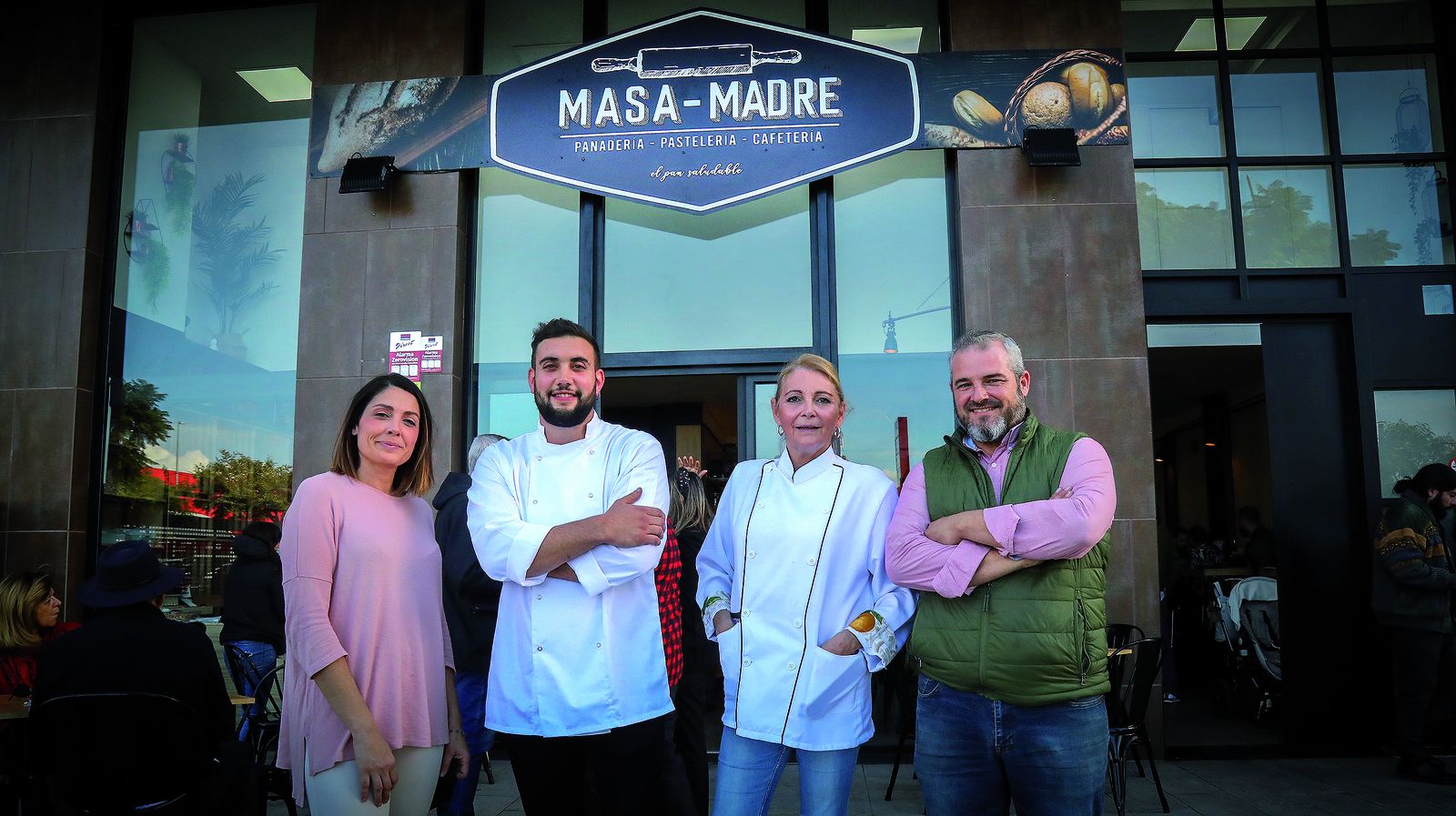 Una de las tiendas de Masa-Madre, con dueños y empleados