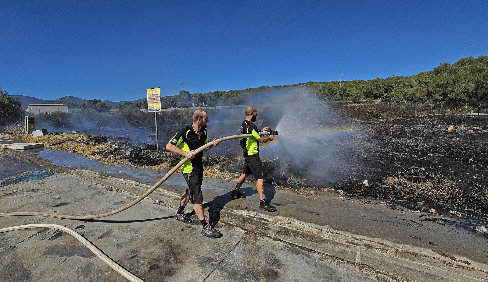 Fotos del incendio de pasto en el polígono de La Menacha en Algeciras