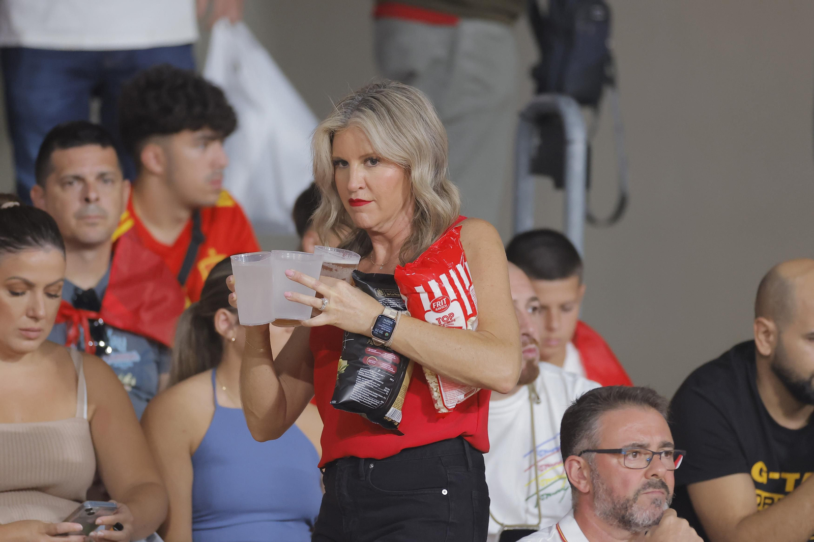 Búscate en las fotos del España-Escocia