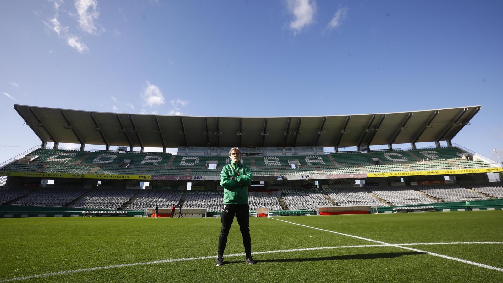 El técnico blanquiverde, en la inmensidad de El Arcángel.