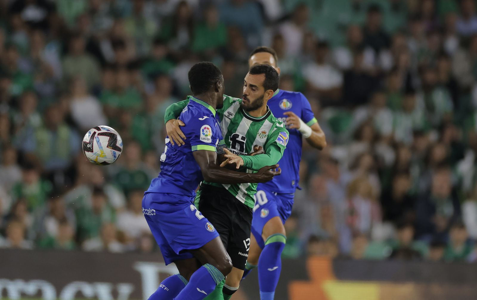 Juanmi es frenado por Djené en un lance del partido.
