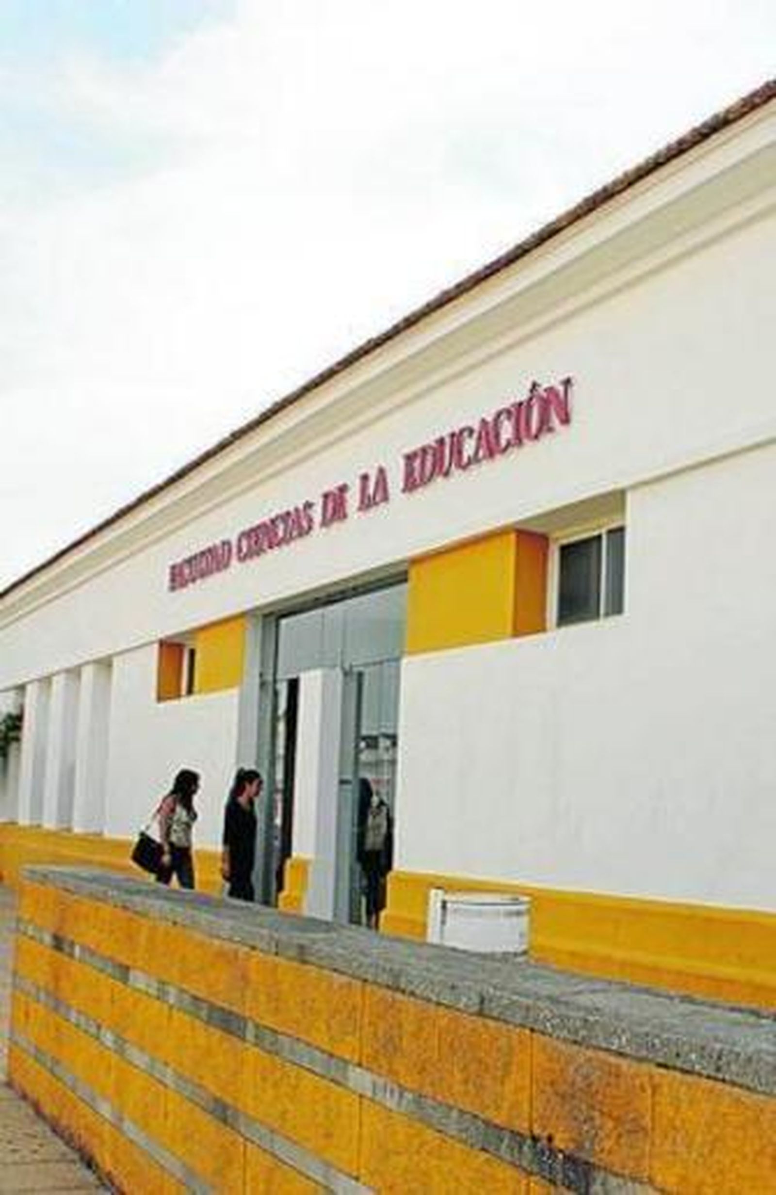 Entrada a la Facultad de Ciencias de la Educación.