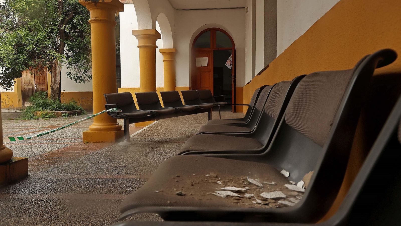 Los soportales precintados por la caída de cascotes.