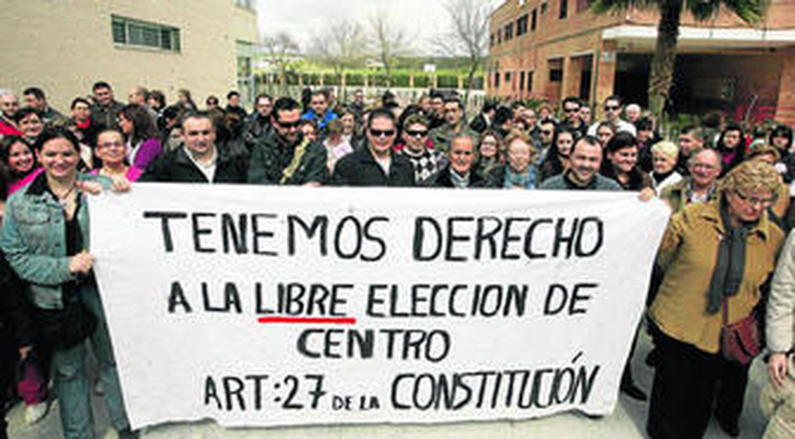 Padres del Séneca durante una de sus protestas a las puertas del colegio.
