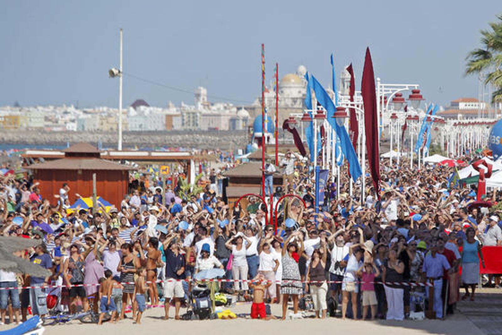 190.000 personas disfrutan del III Festival Aéreo en la playa de la Victoria. /Foto: Jesús Marín