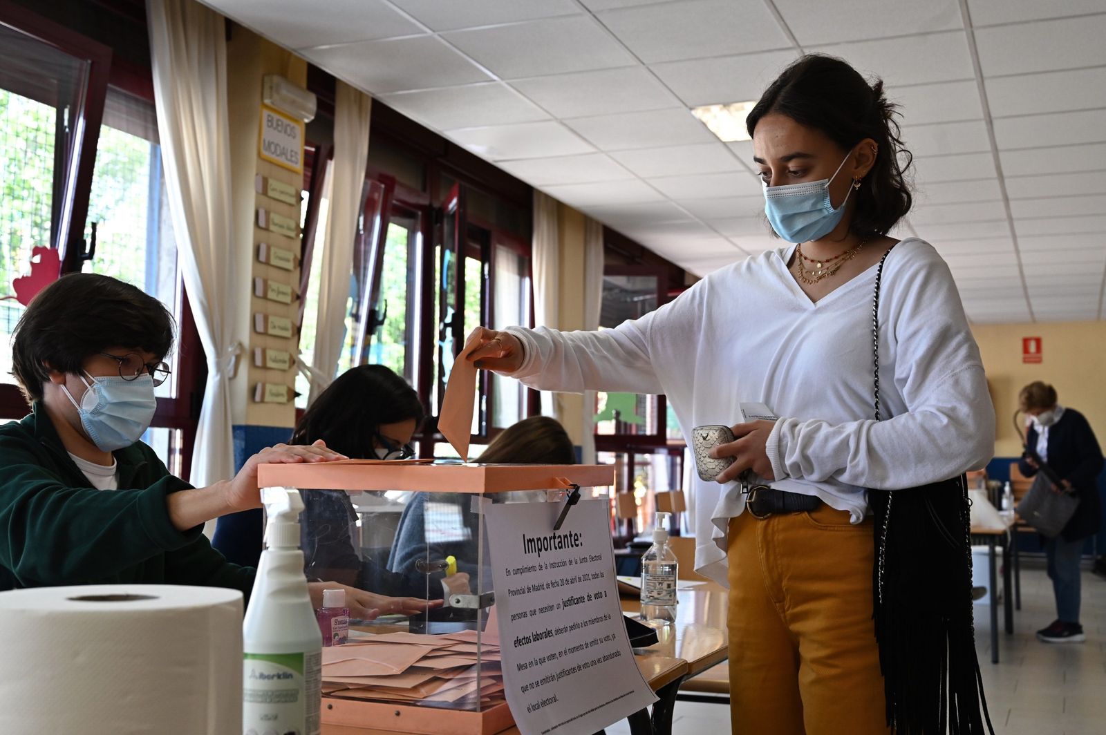 Una mujer ejerce su derecho al voto en el Colegio Pinar del Rey en Madrid.