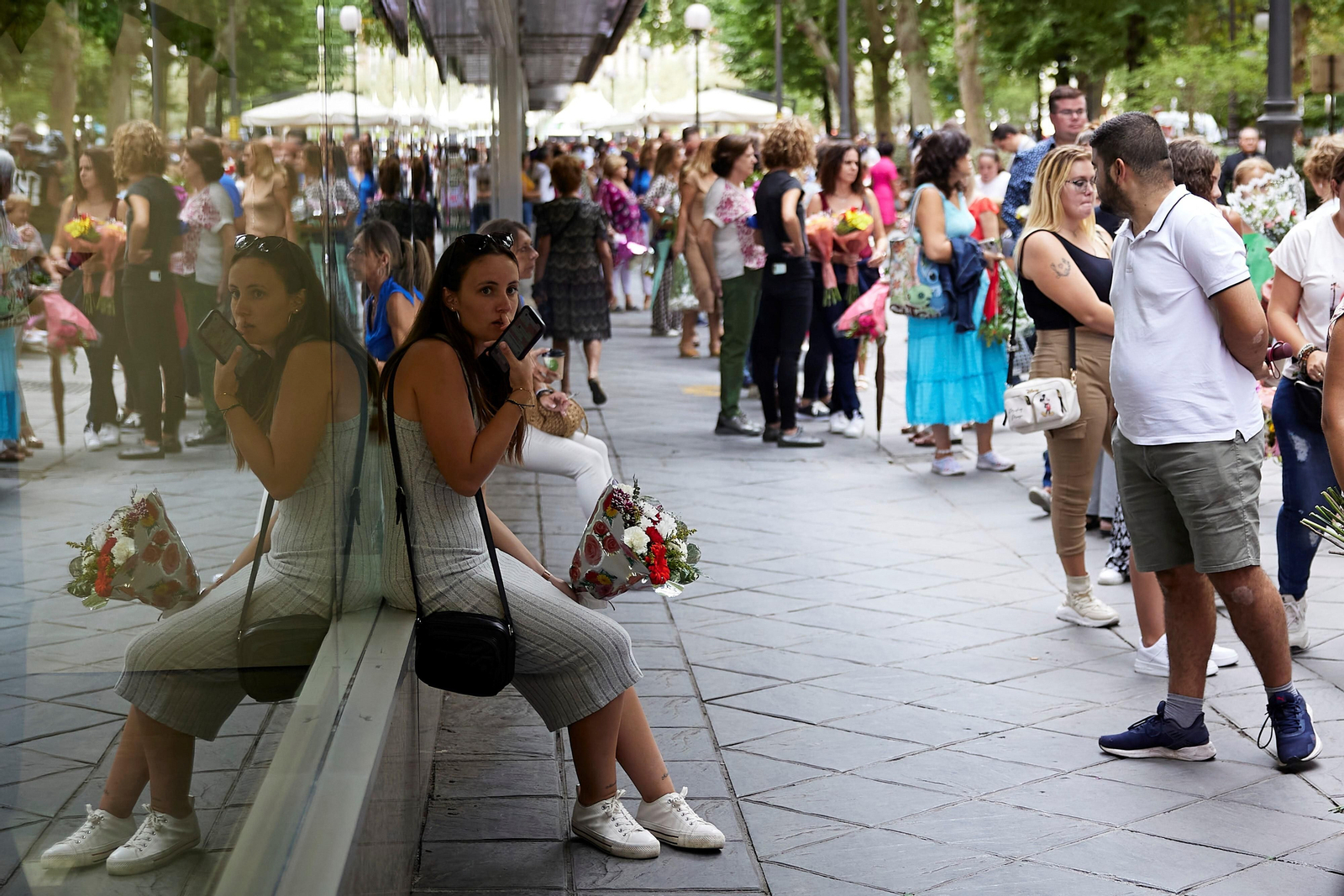 Granada se vuelca con la ofrenda floral en la Basílica de la Virgen de las Angustias