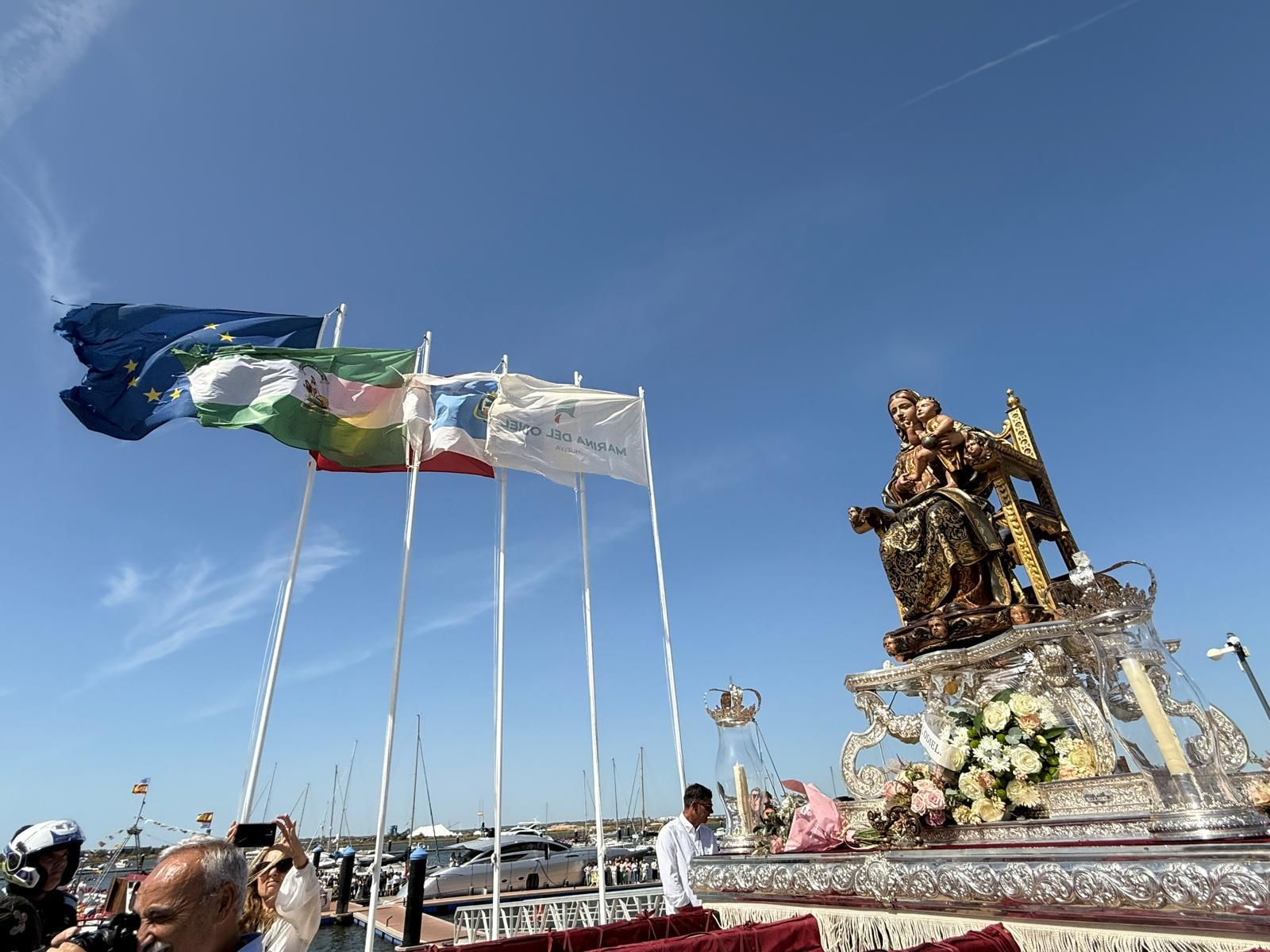 Imágenes del traslado de la Virgen de La Bella hasta el Muelle de Levante este domingo