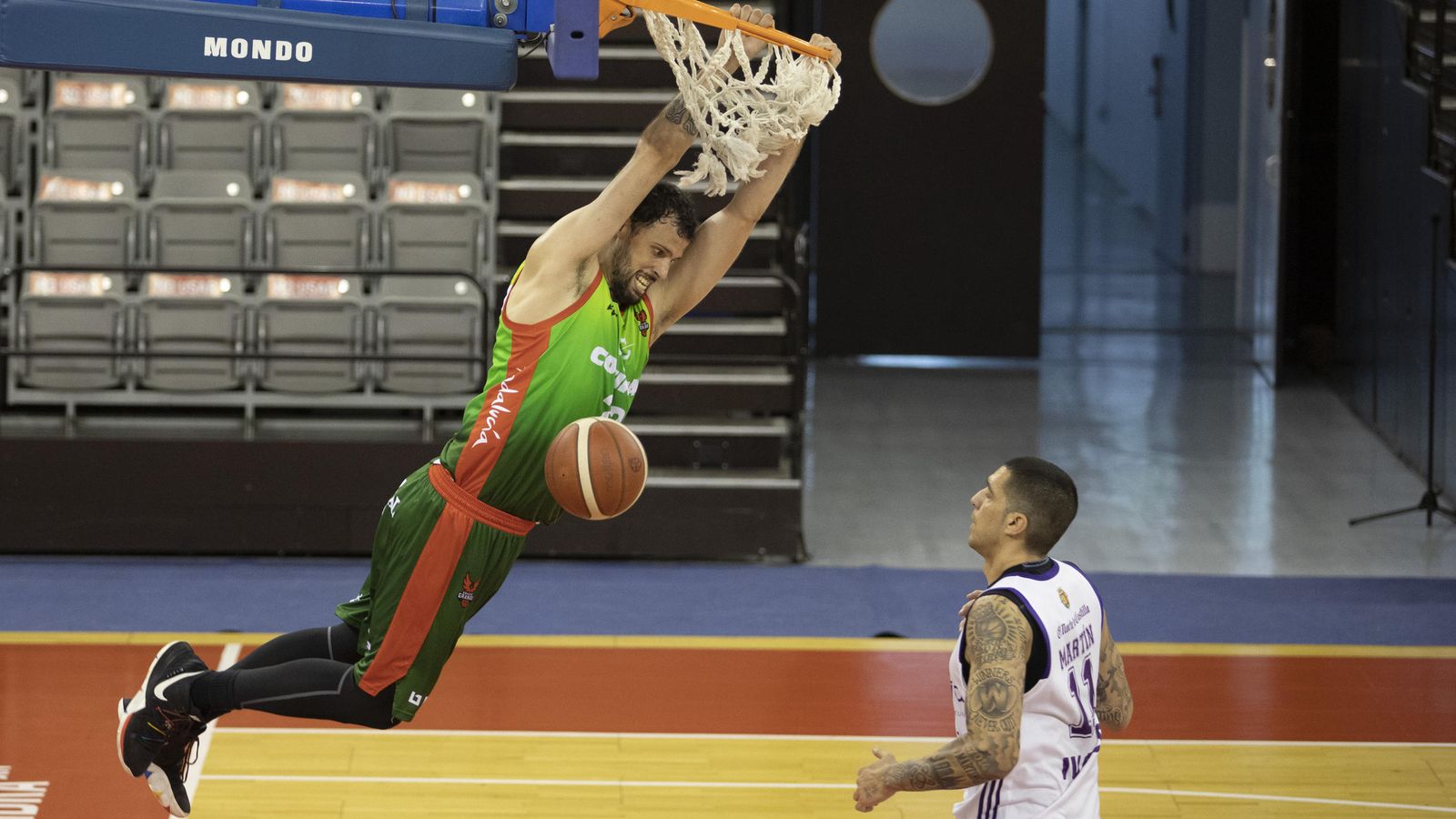 Edu Gatell se cuelga del aro vallisoletano en el partido del pasado domingo.
