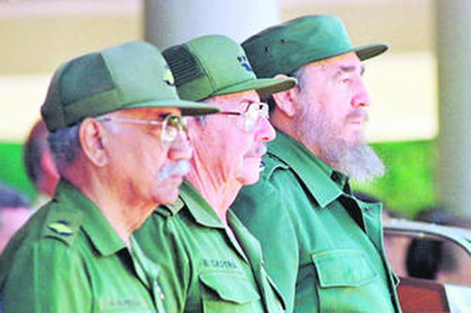 Almeida, junto a los hermanos Raúl y Fidel Castro (de izda. a dcha.), durante un acto en La Habana el año 1996.
