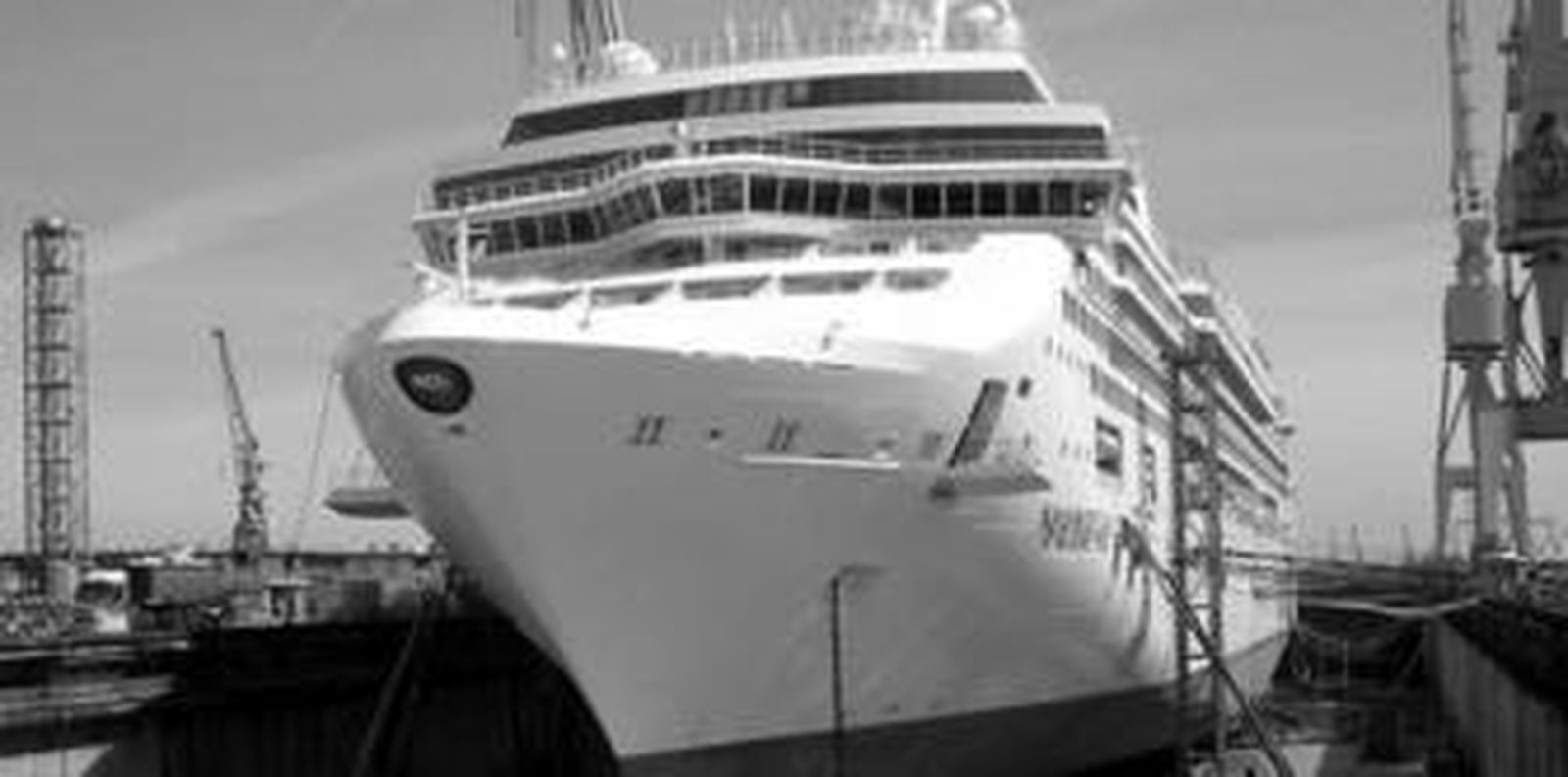 El enorme buque de pasajeros, durante los primeros días de estancia en el astillero gaditano.