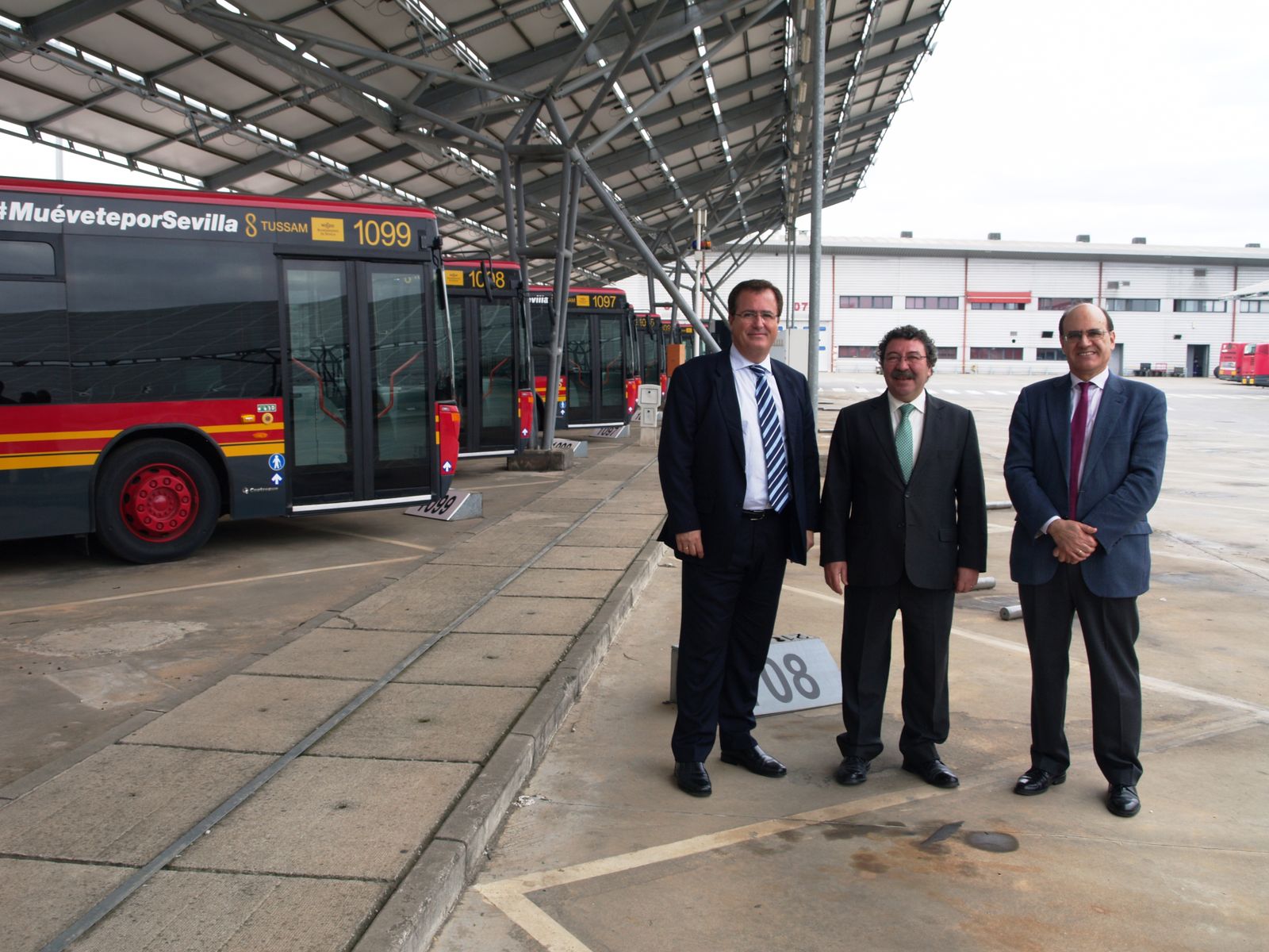 El edil Juan Carlos Cabrera en las cocheras de Tussam.