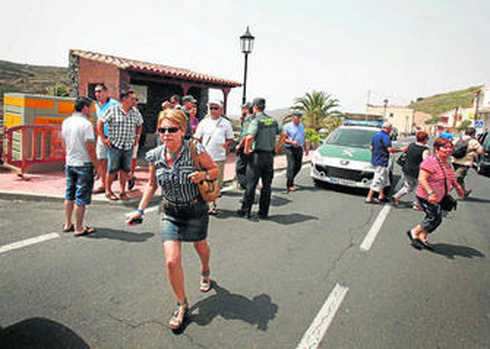 Varios damnificados por el incendio de La Gomera nerviosos ante la Guardia Civil.