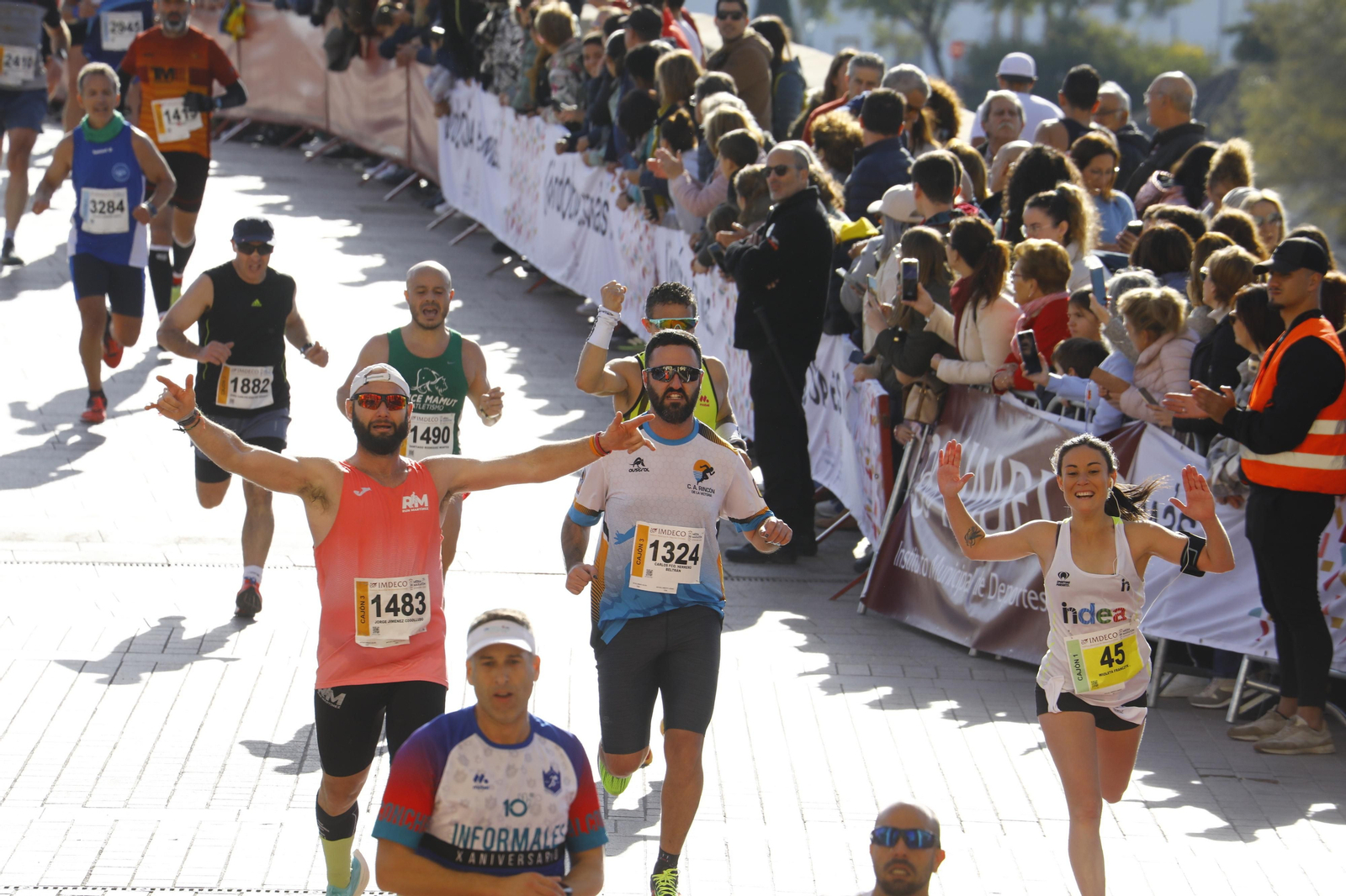 La gloria de cruzar la Puerta del Puente: imágenes de la meta de la 36 Media Maratón de Córdoba