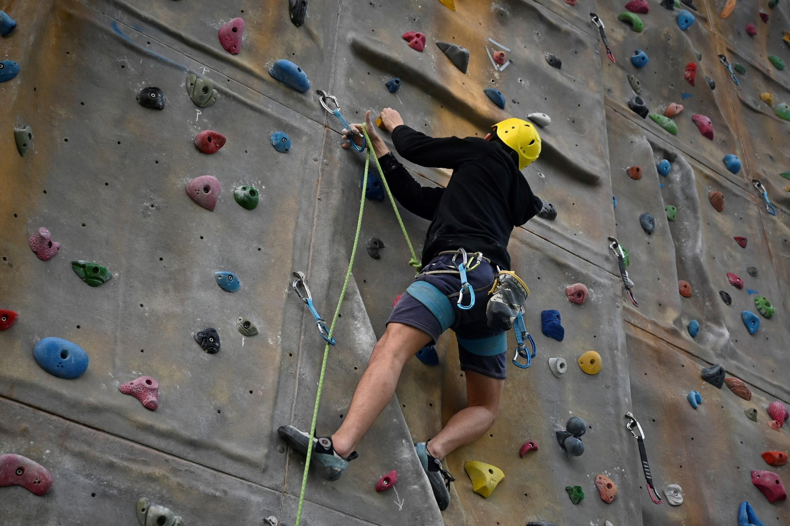 Escalador del programa Ceeda durante un entrenamiento en la Ciudad Deportiva de Huelva.
