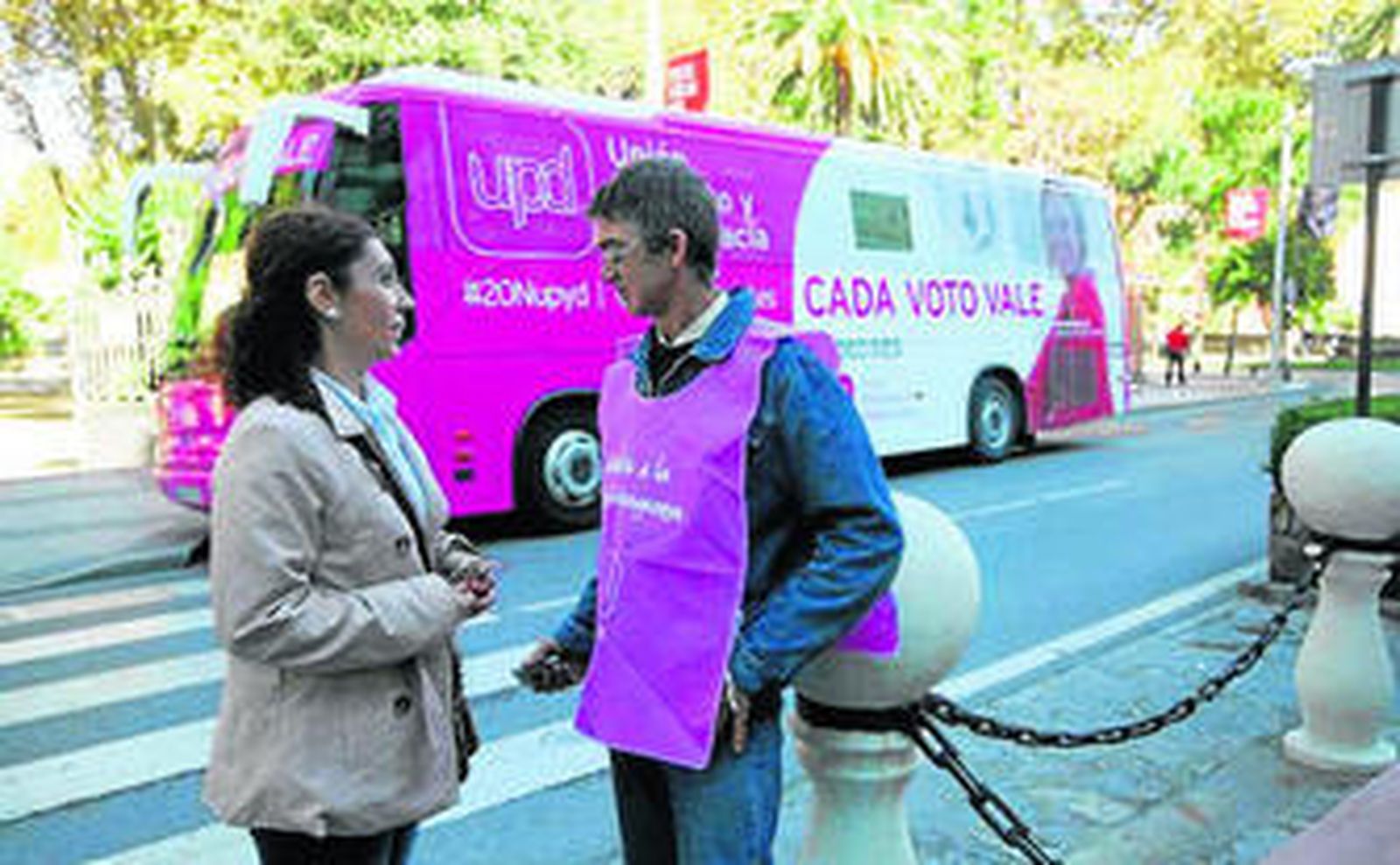 Integrantes de UPyD, con el autobús de la formación detrás.