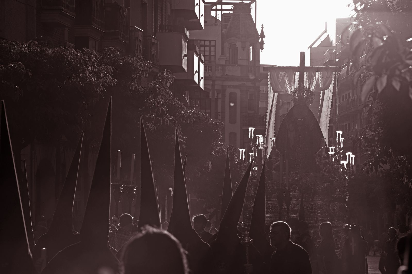 La Hermandad de la Soledad recorre las calles de Huelva en el Viernes Santo