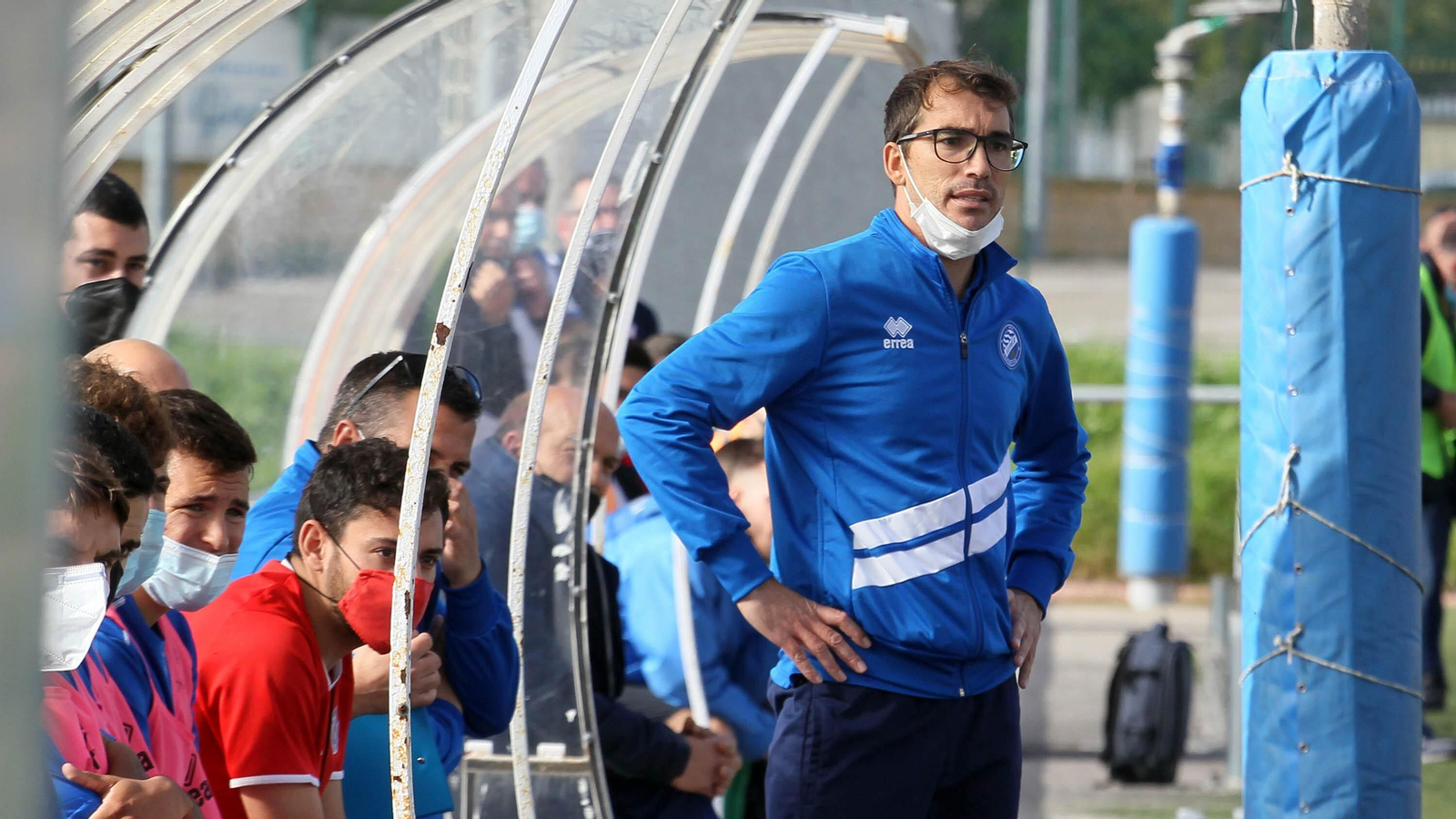 Francis, en el banquillo de La Canaleja en el partido contra el Jerez Industrial.