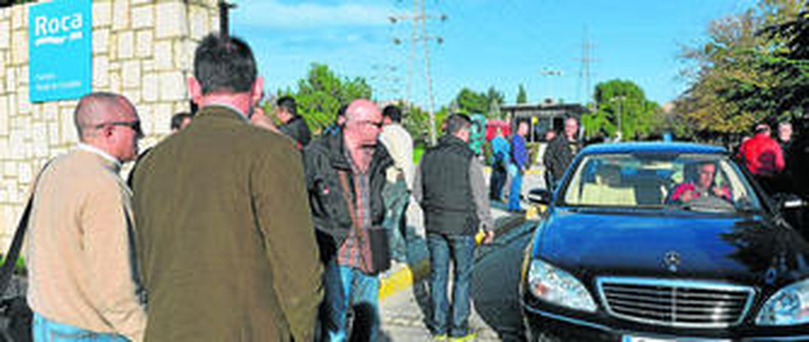 Un grupo de trabajadores permanecía ayer concentrado a las puertas de la fábrica que Roca tiene en Alcalá de Guadaíra tras conocerse el anuncio de cierre.
