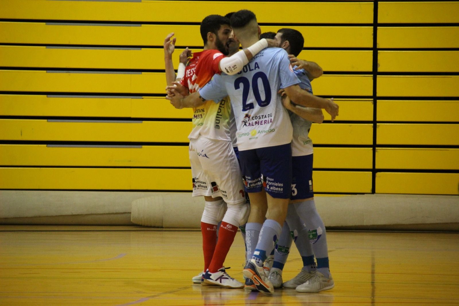 Los jugadores celestes celebran un tanto