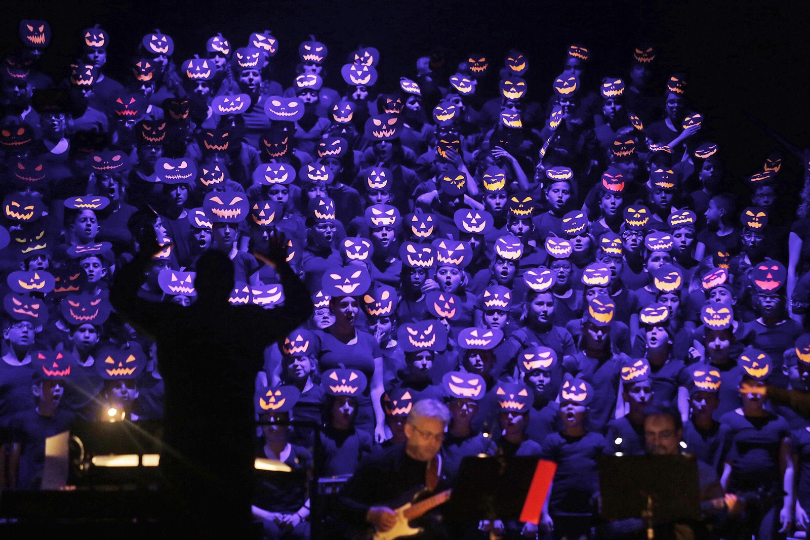 Un nutrido grupo de escolares durante la primera función de 'Cantania' en el Falla celebrada el viernes.