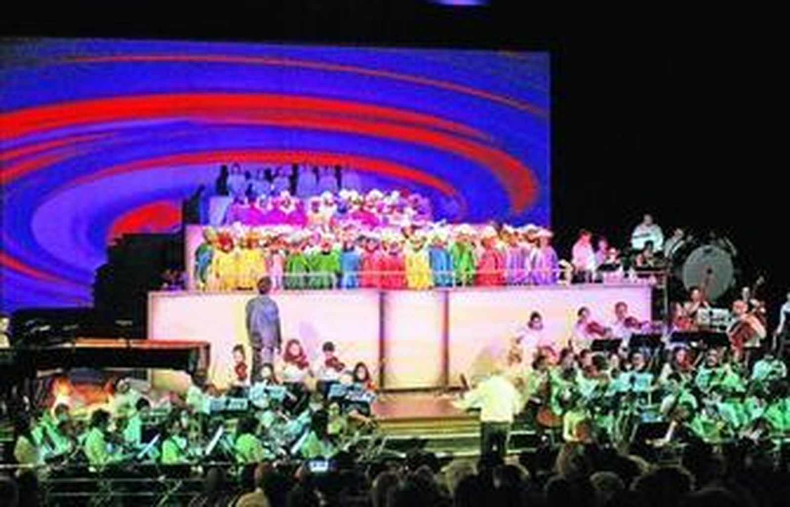 Michael Thomas dirigiendo a las Orquestas y al Coro que estaba sobre el Arca de Noé.