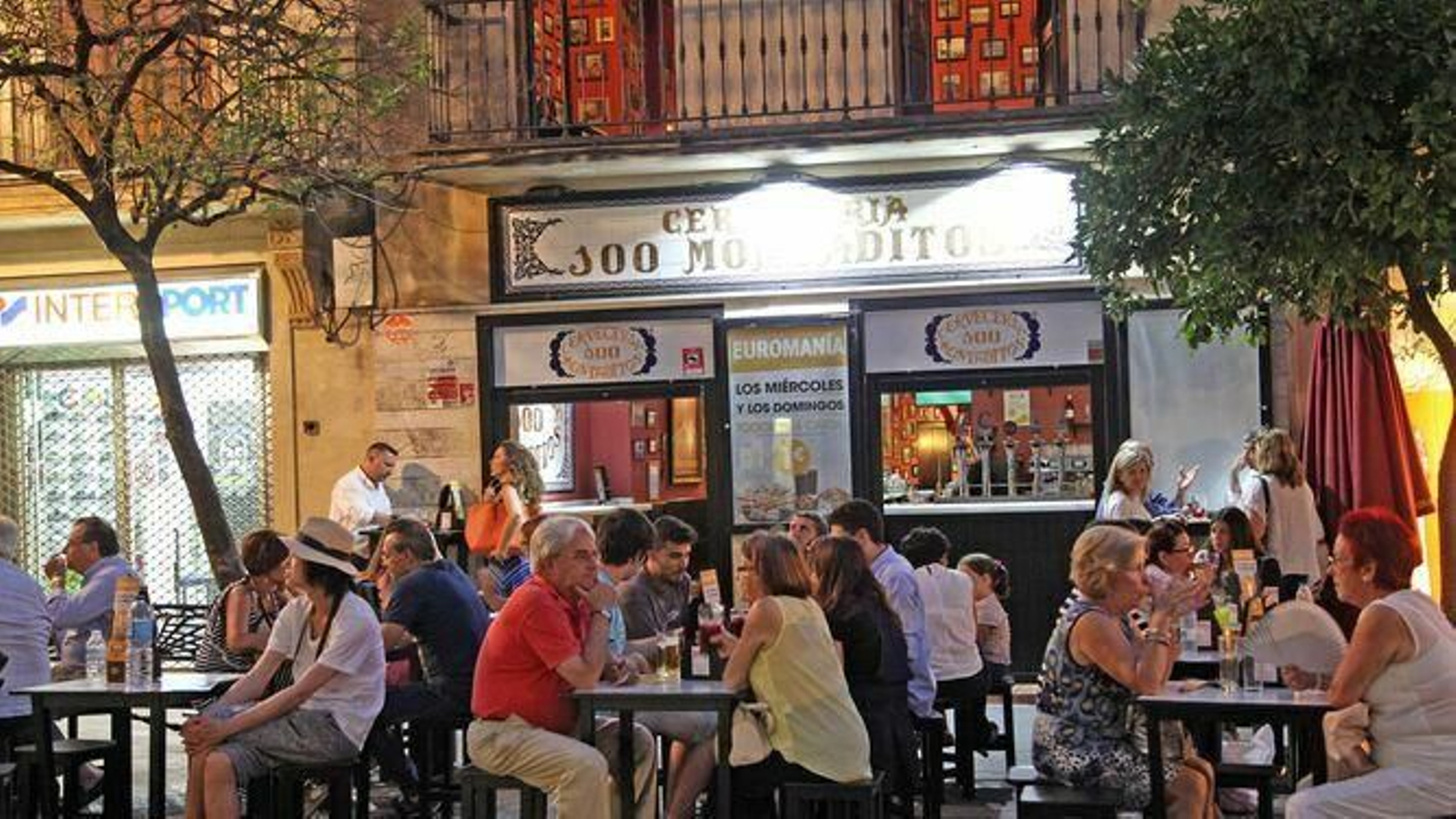 Terraza de un 100 Montaditos.