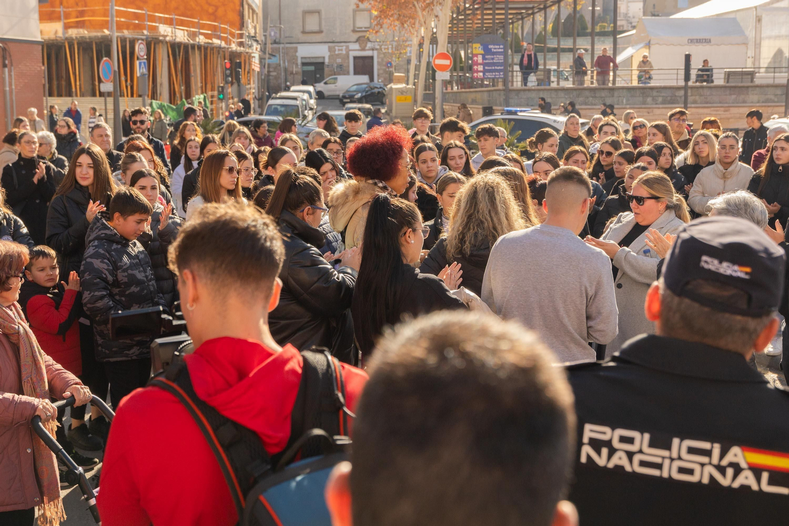 Más de 500 personas guardan un minuto de silencio en Linares por la trágica muerte de tres personas