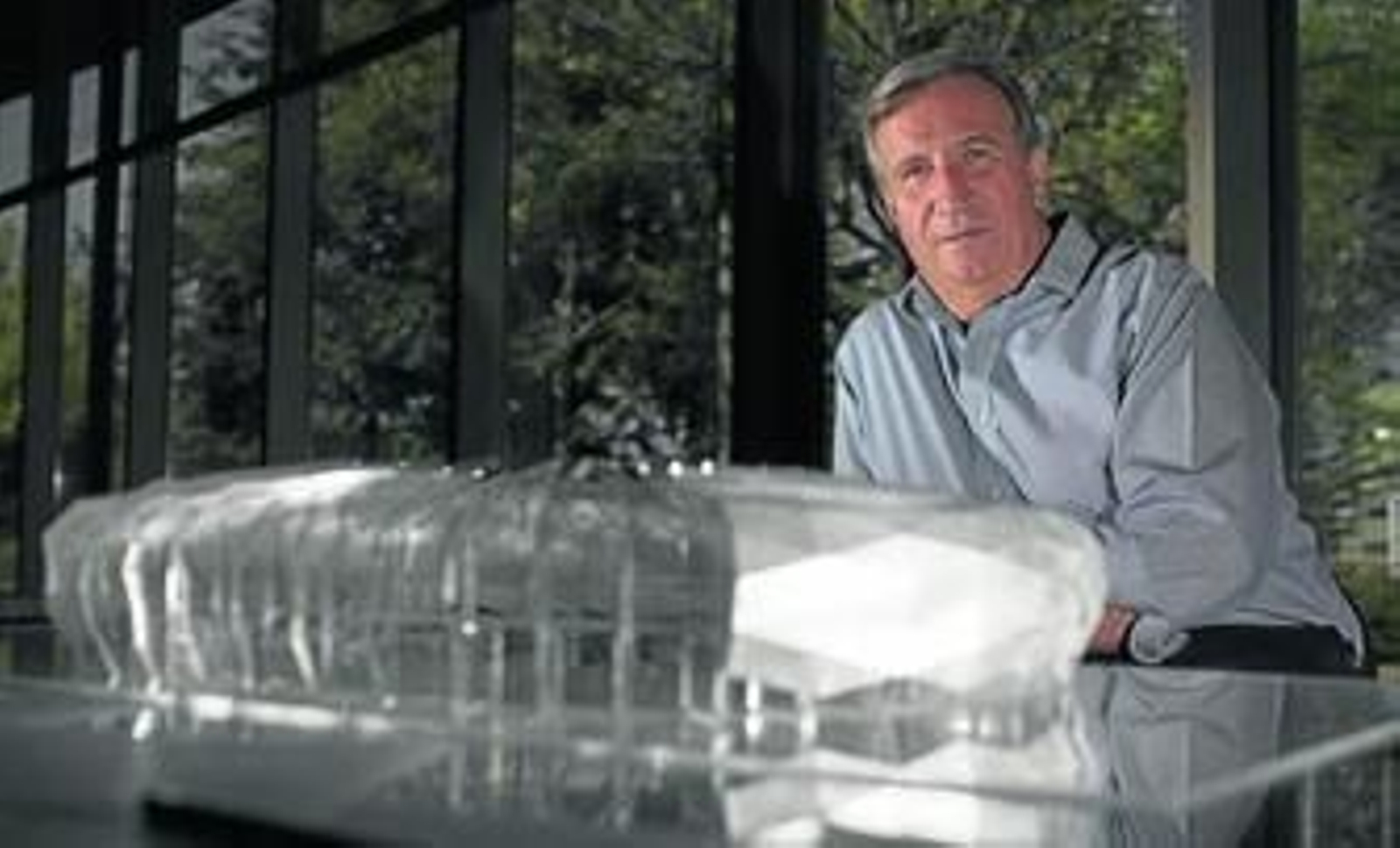 Mark Fenwick posa junto a la maqueta del estadio Education City, que albergará varios partidos de la cita mundialista de 2022.
