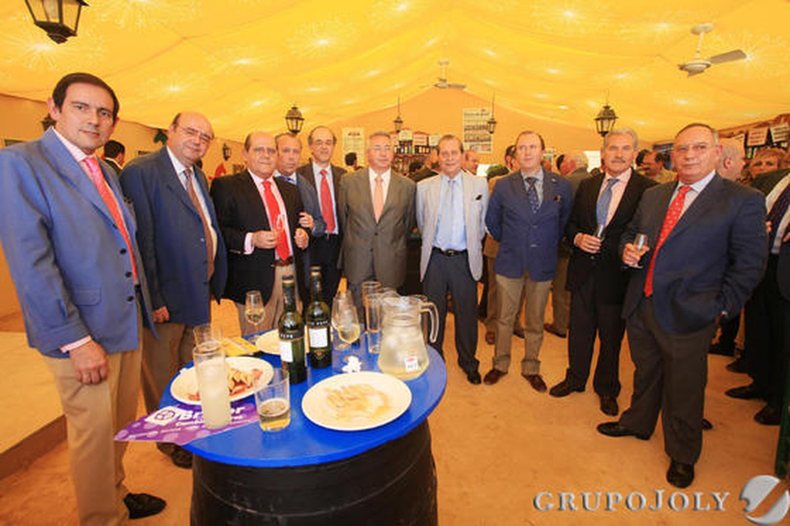 El presidente de Acoje, Fernando García;José Ignacio Díez, de Fedeco;José Manuel Perea, Jesús Medina y Cristóbal Sánchez, de la Cámara de Comercio de Jerez; Miguel González, presidente de la CEC; Juan Núñez, de CEC Jerez, Luis García Ruiz, miembro del consejo asesor de Diario de Jerez; Francisco Cáliz, delegado de Impulso Económico, y Benjamín Sánchez, posan en la caseta de Diario de Jerez.

Foto: Vanesa Lobo