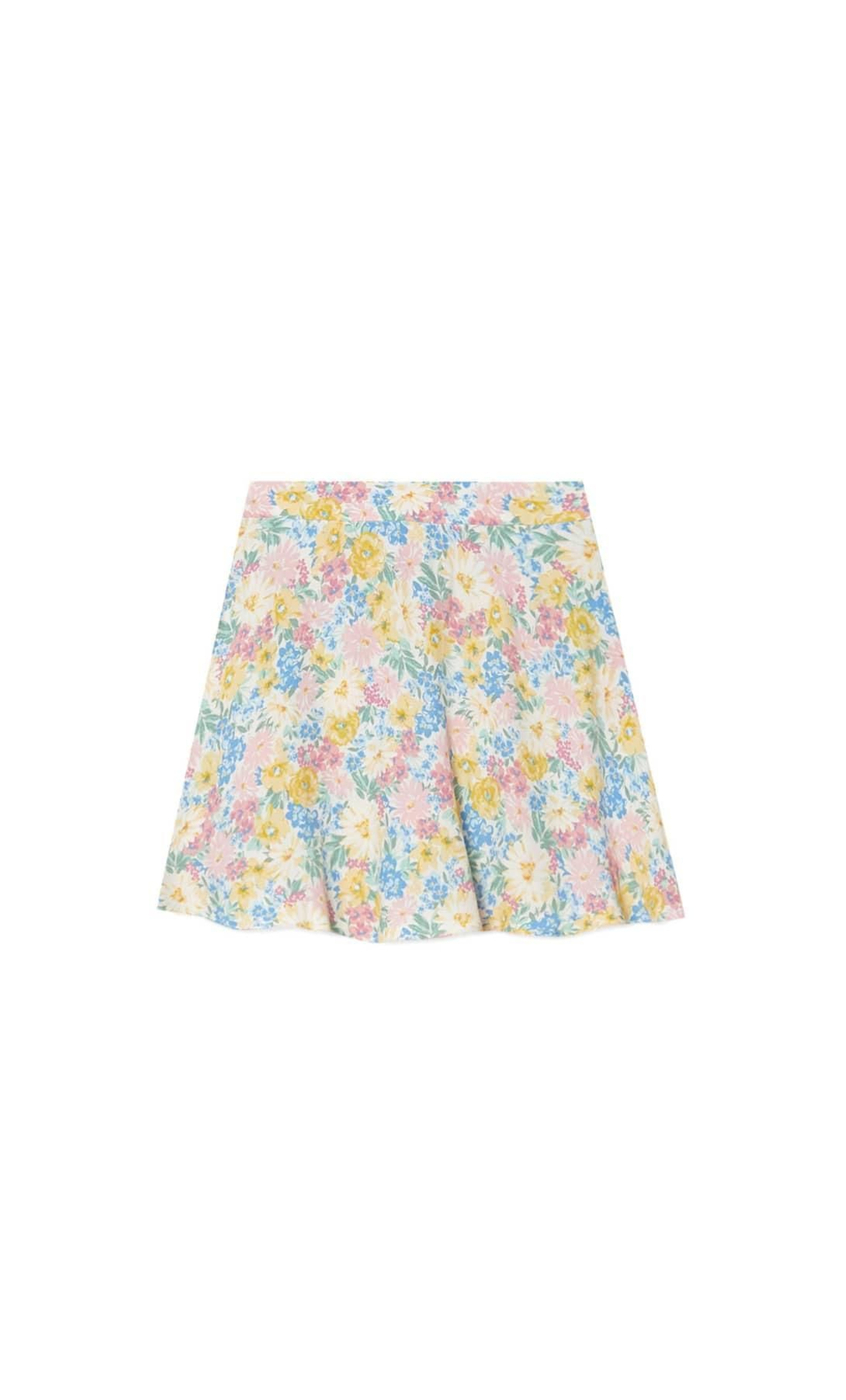 Falda corta de flores de Stradivarius de tejido fluido.