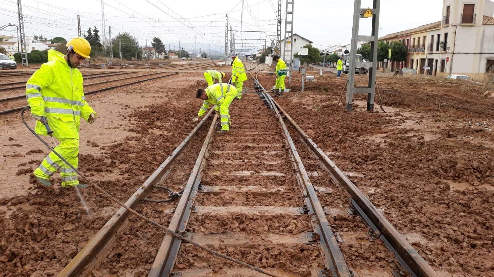 Limpieza de las vías en Bobadilla.