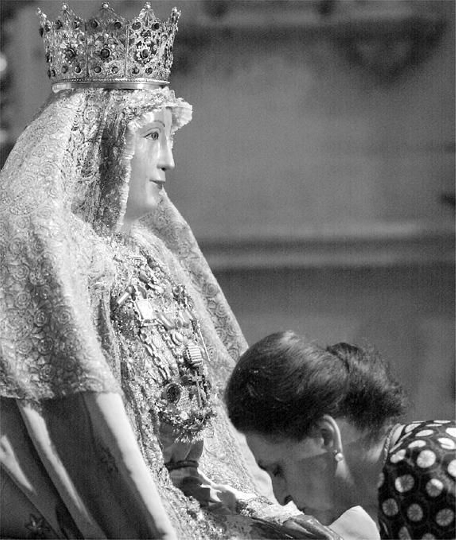 Lolina besa la mano de la Virgen de los Reyes.