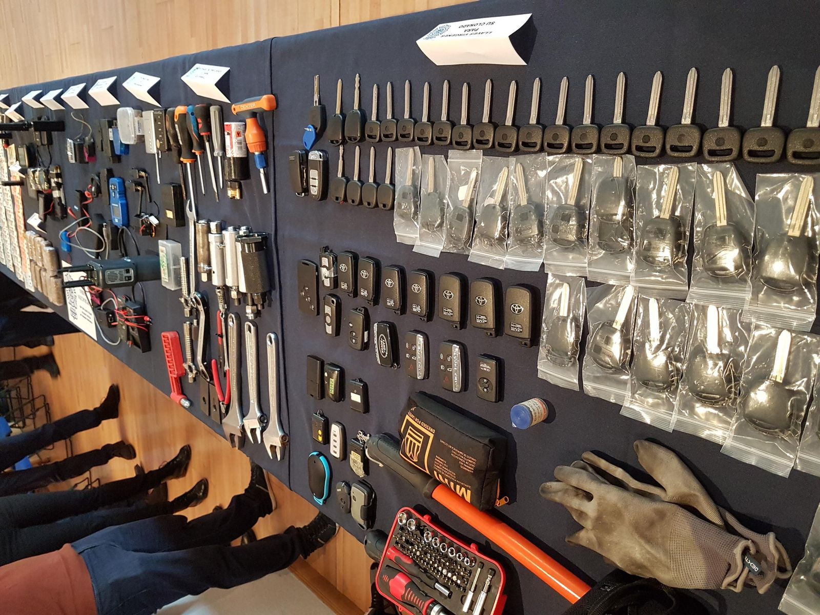 Llaves y herramientas para sustraer los vehículos.