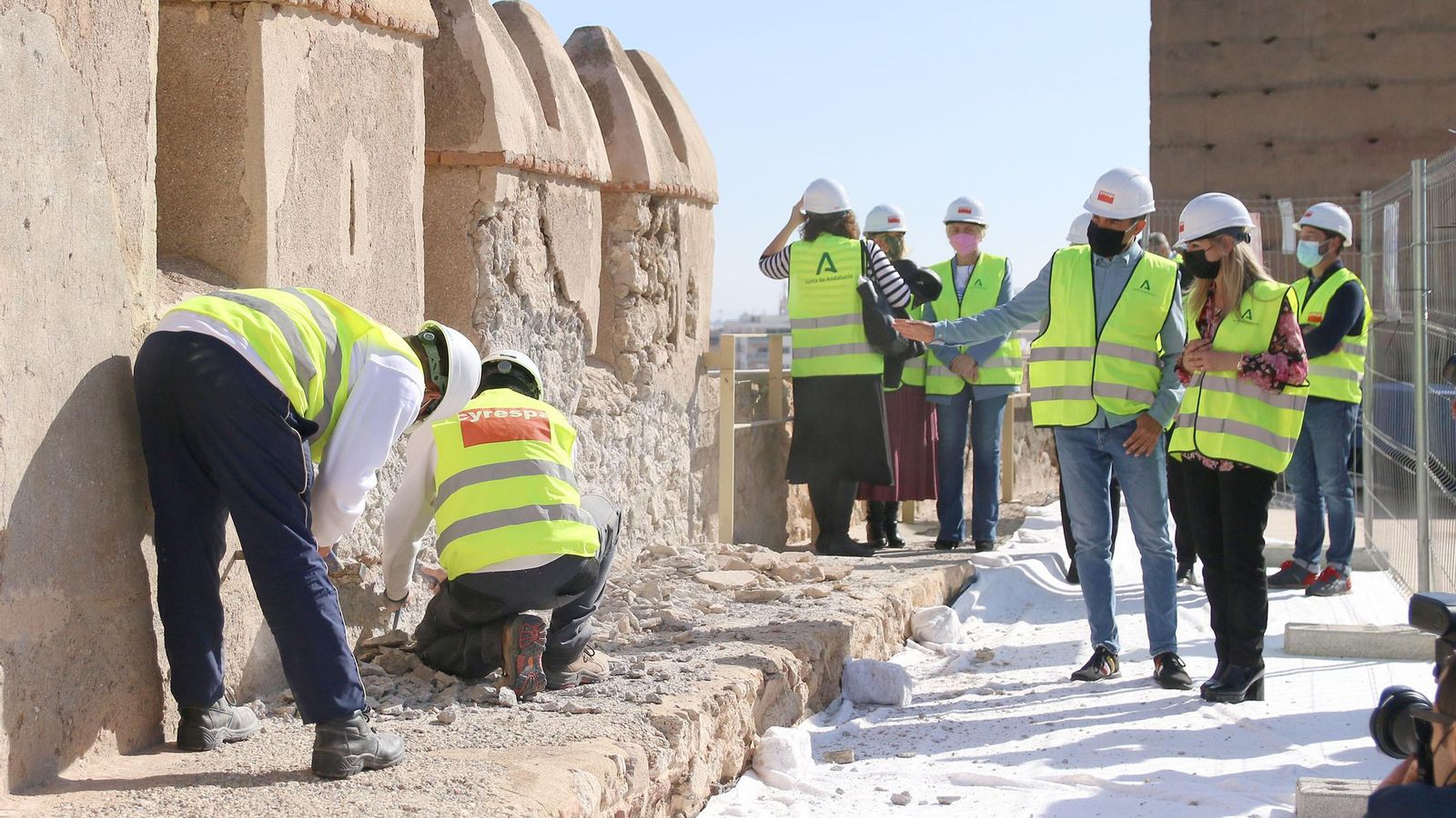 La consejera de Cultura, Patricia del Pozo comprobando las obras en la muralla norte de la Alcazaba.