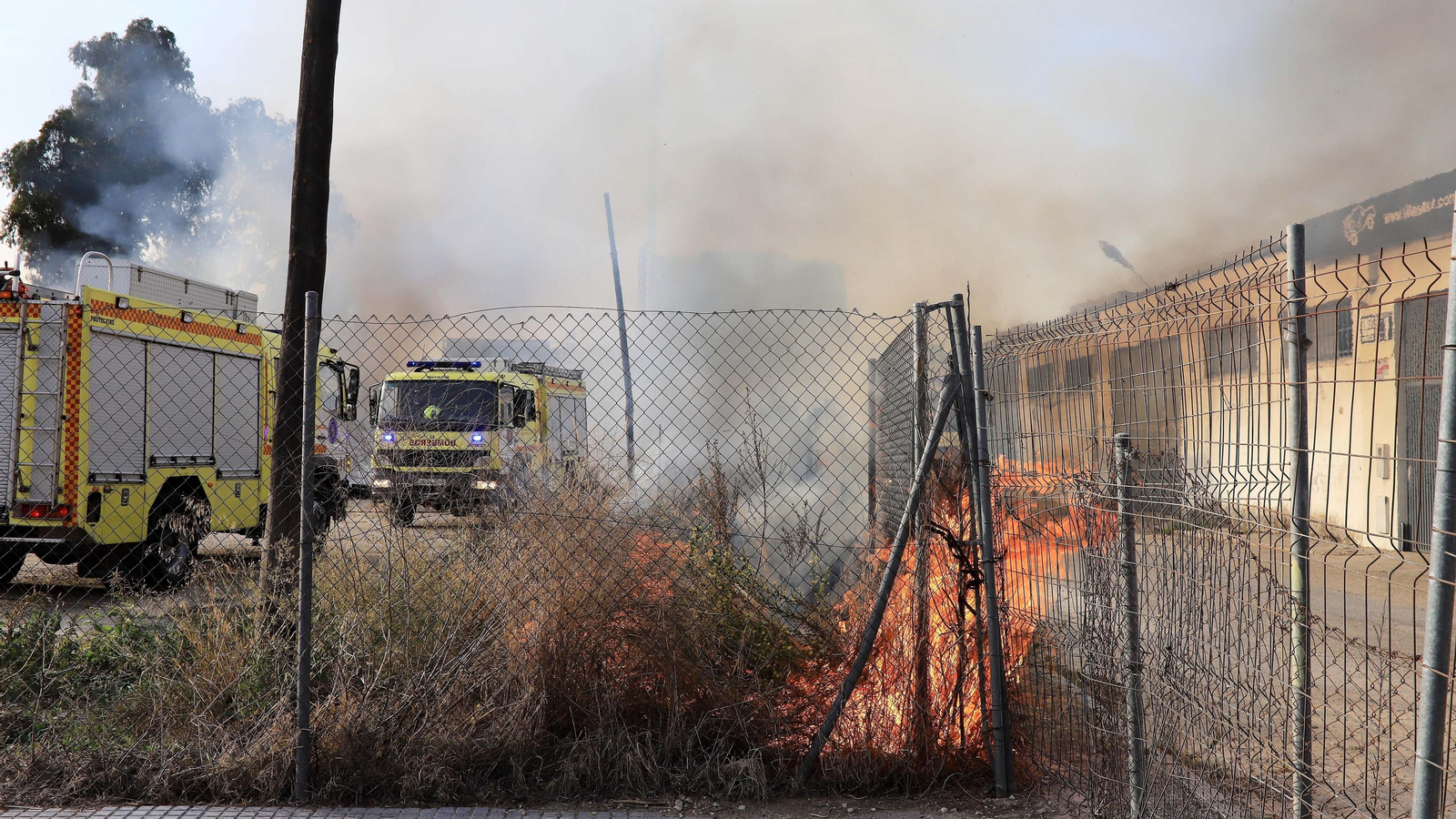 Incendio en un descampado de la zona norte