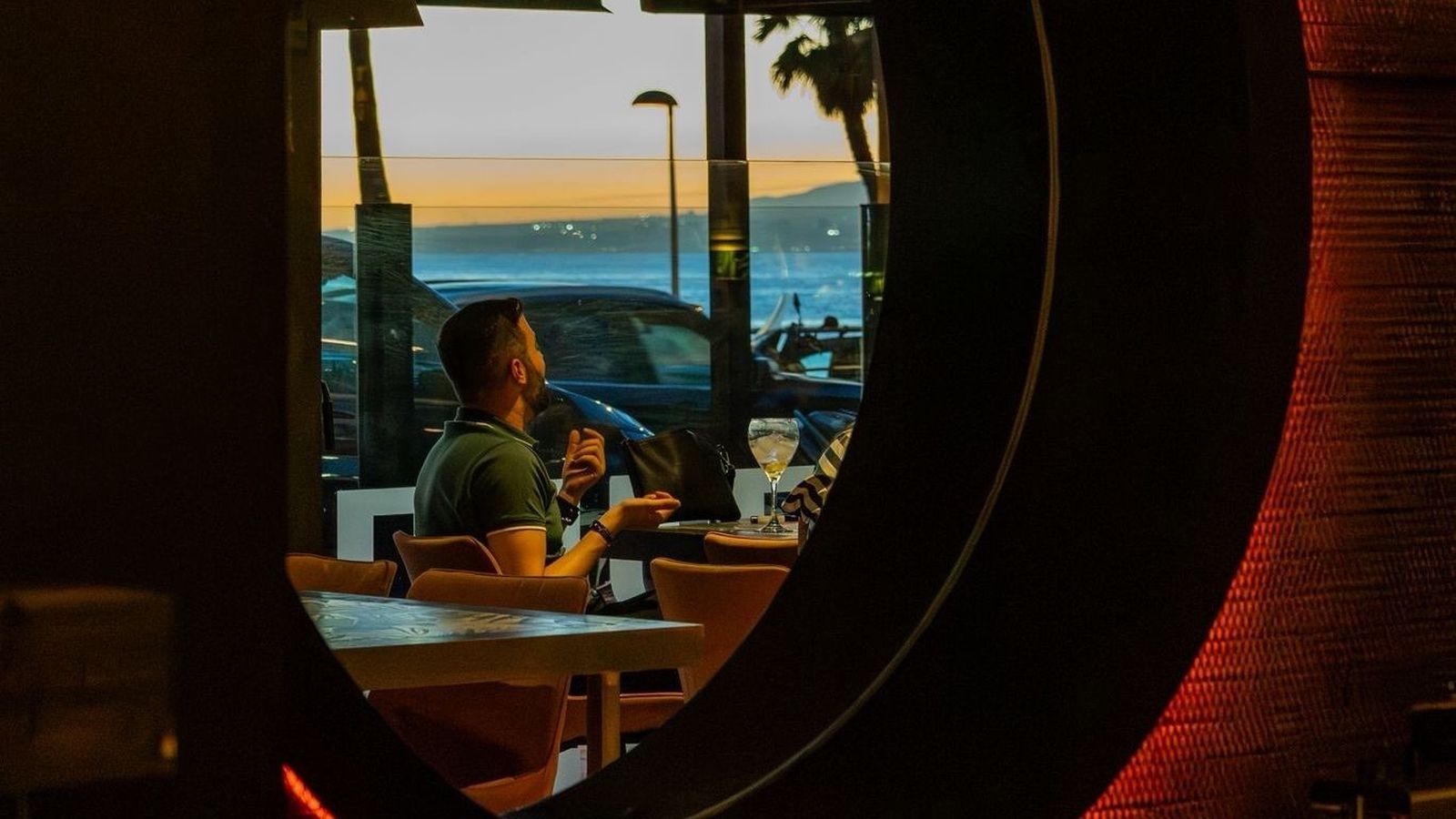 Ambiente distendido y cómodo en la terraza de Pícaro, en la Térmica, frente al Paseo Marítimo.