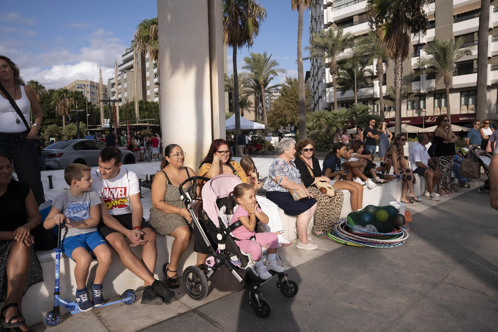 Los jugadores de la UDA Thalys y Andrés firman autógrafos
