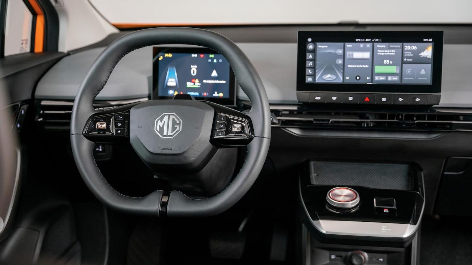 En todos los acabados son comunes las dos pantallas: la de la instrumentación con información dividida en tres zonas y la central, para control de cargas, sistema de infoentretenimiento, etc. La percepción de calidad es correcta para su precio..