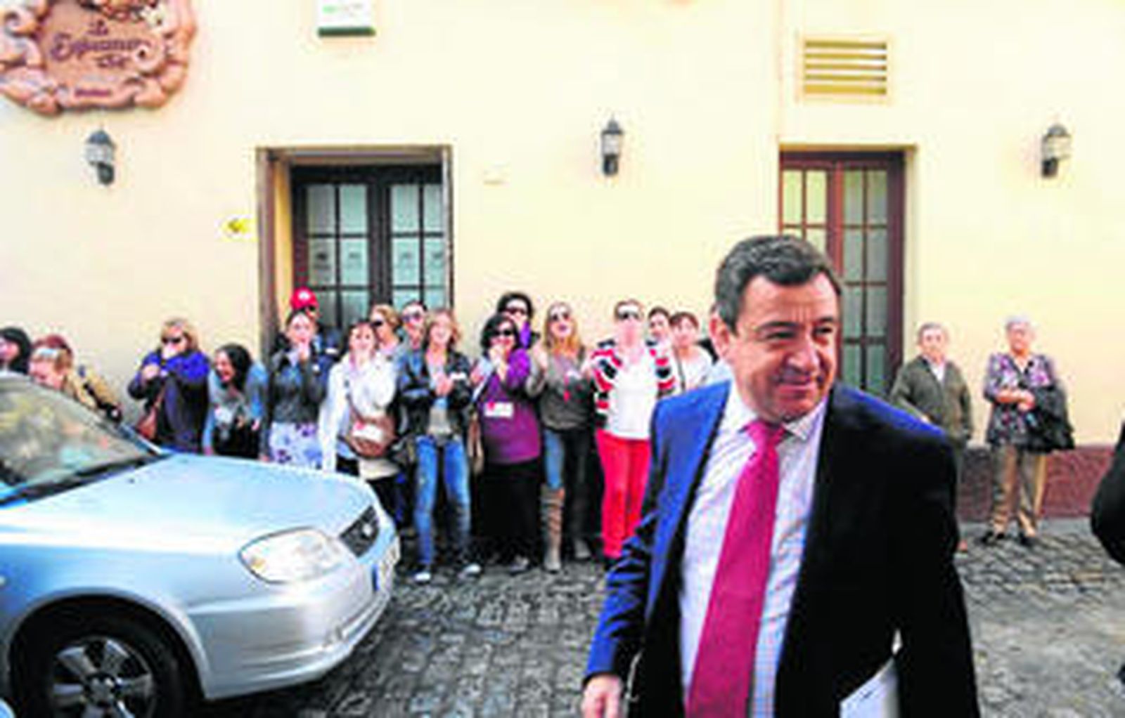 Un grupo de trabajadores concentrado ante las dependencias municipales reclamó la ayuda del alcalde.