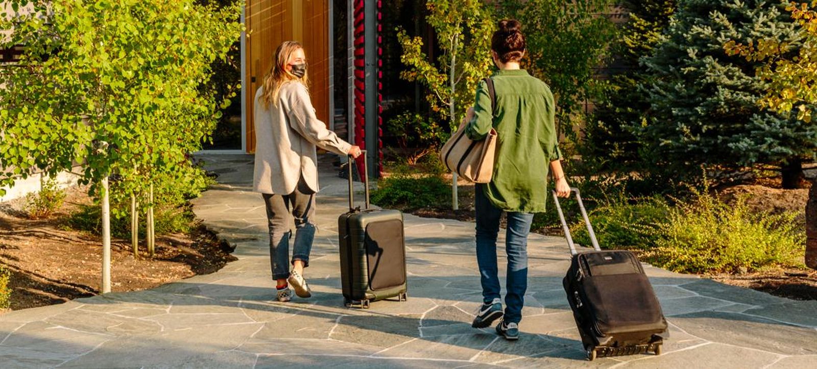 Viajeros con mascarillas