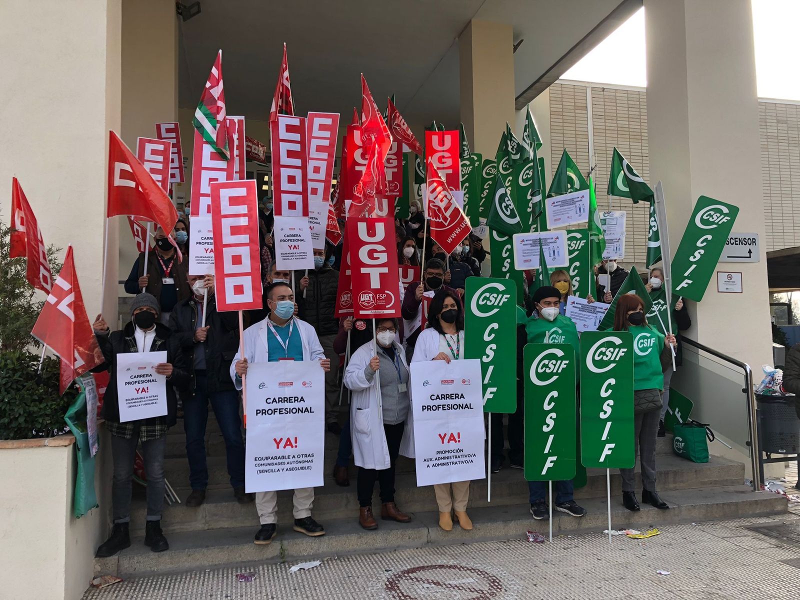 Un momento durante la concentración en el Hospital Provincial.