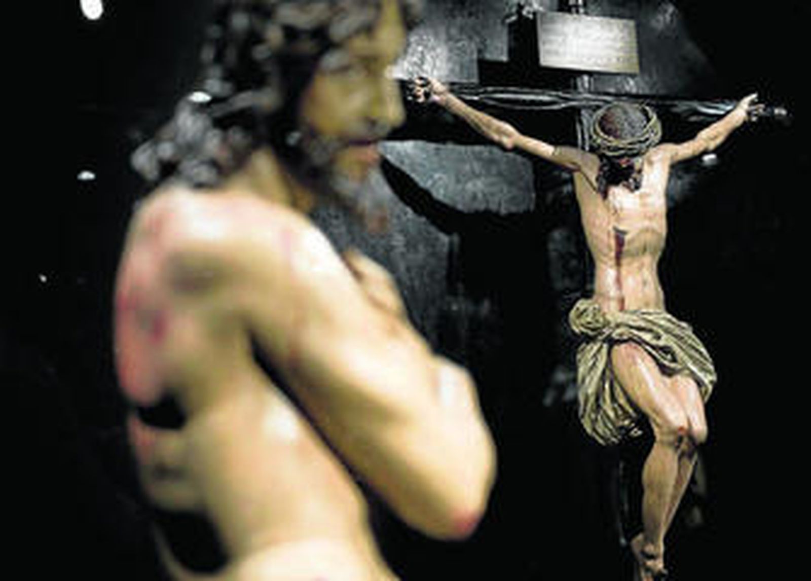 Arriba, el 'Ecce Homo' tallado por Gregorio Fernández junto al 'Crucificado' de Martínez Montañés, durante su exhibición en la National Gallery of Art de Washington. Abajo, óleo de Zurbarán del Museo de Bellas Artes sevillano.
